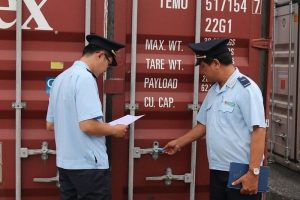 Nhân viên logistics đang thực hiện quy trình dịch vụ khai báo hải quan xuất nhập khẩu hàng hóa