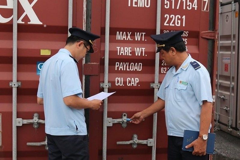 Nhân viên logistics đang thực hiện quy trình dịch vụ khai báo hải quan xuất nhập khẩu hàng hóa